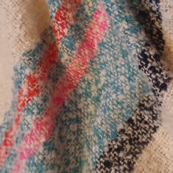 Gorgeous Multi-Colored Over-Sized Blanket Wrap - Picture 6 of 8